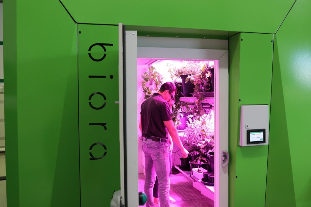 Vertical farming with a portable chamber